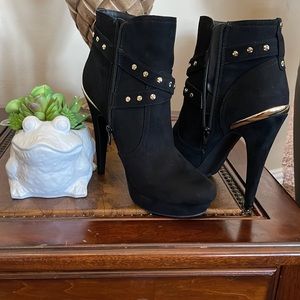 Like new Guess booties